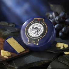 Snowdonia Cheddar Rock Star zrejúci v jaskyni Snowdonia Cheddar Rock Star zrejúci v jaskyni